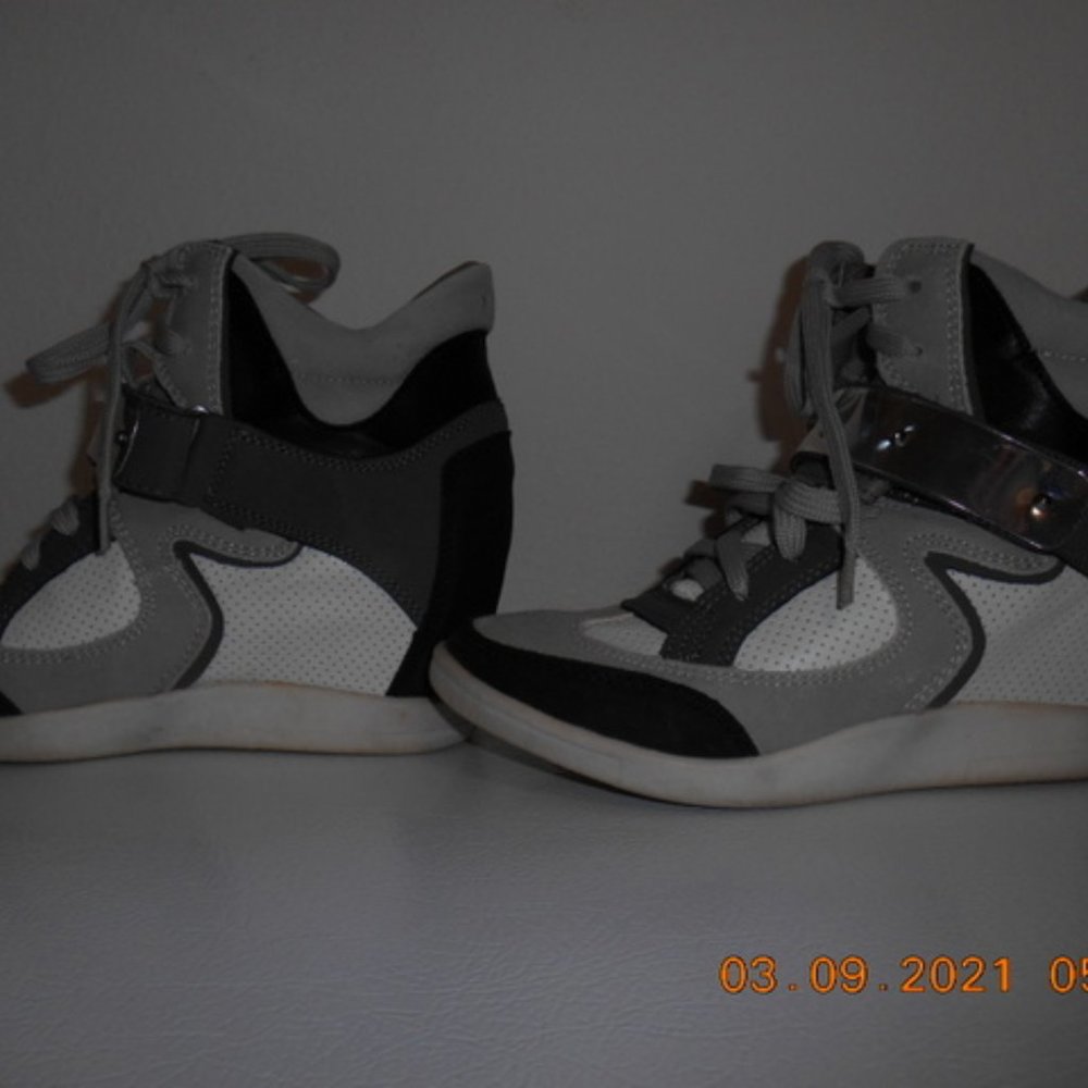 Beacon hidden heel sneakers